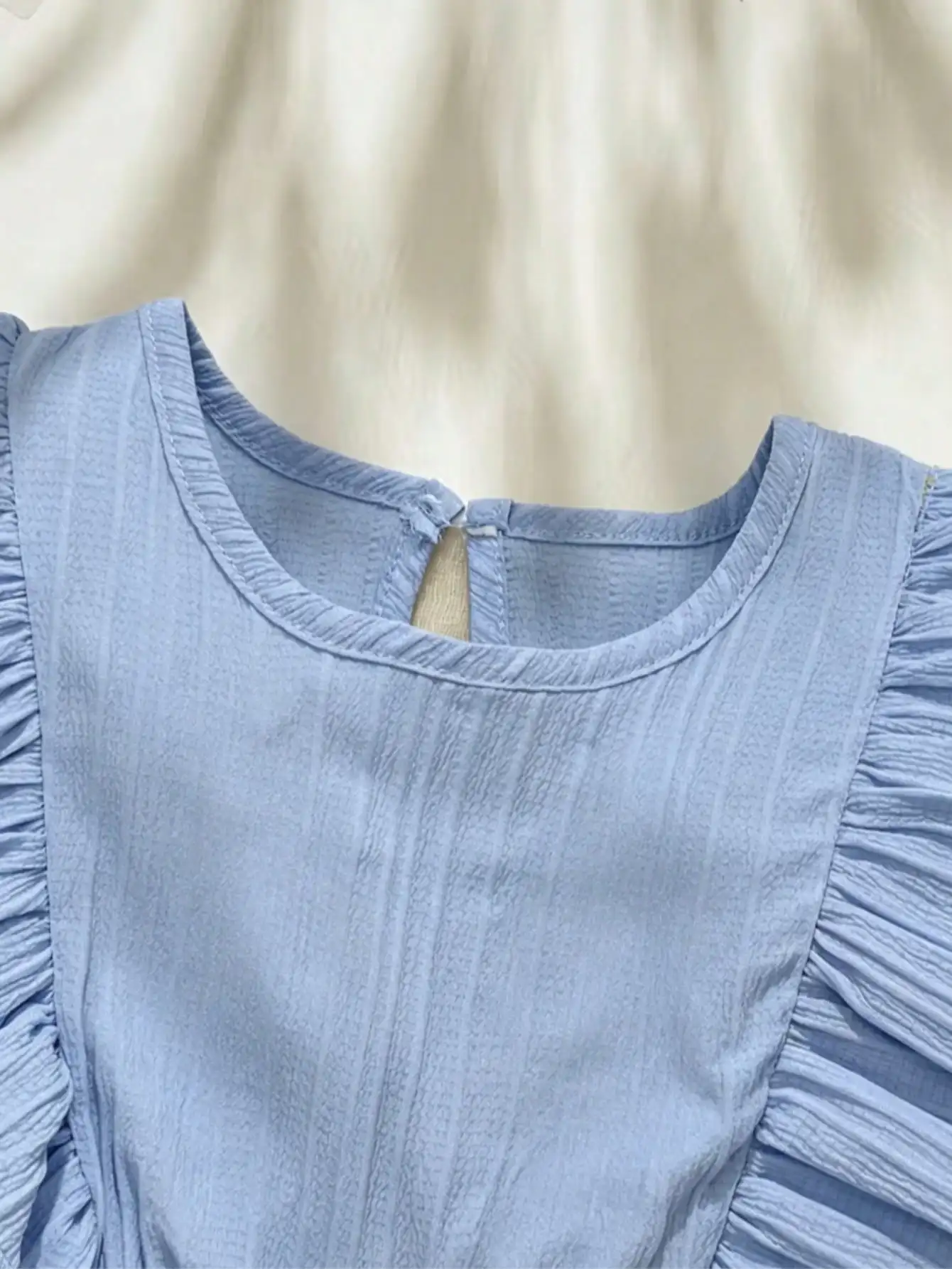 Kinderkleid mit Rüschen, Rundhalsausschnitt, kurzen Ärmeln, tailliertem Schnitt und mittellangem Rock für Babys und Kleinkinder. – Detail 5