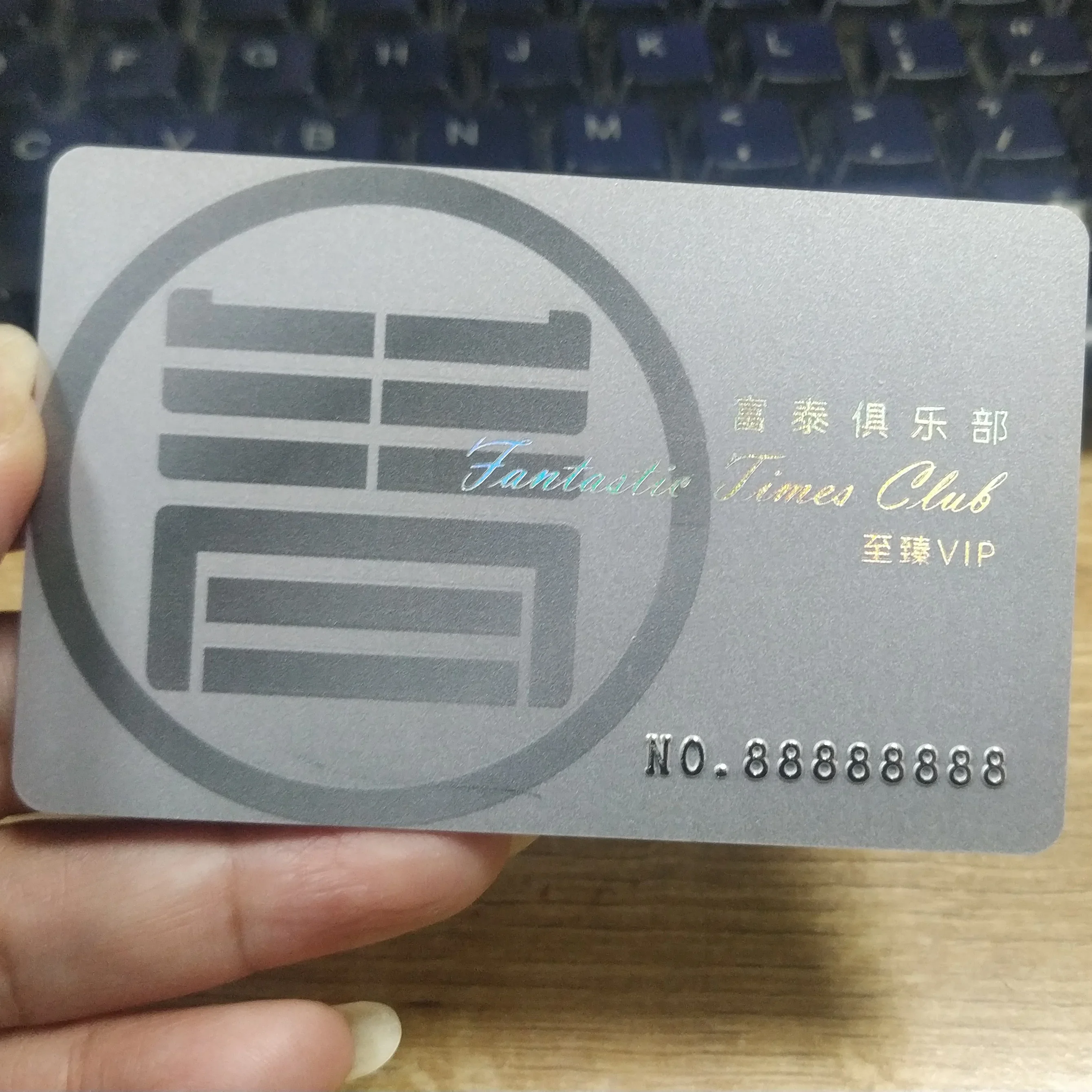 

Карты из ПВХ индивидуального размера, блестящий серебряный фон, тисненый пластиковый ПВХ, идентификационная визитная карточка, печать