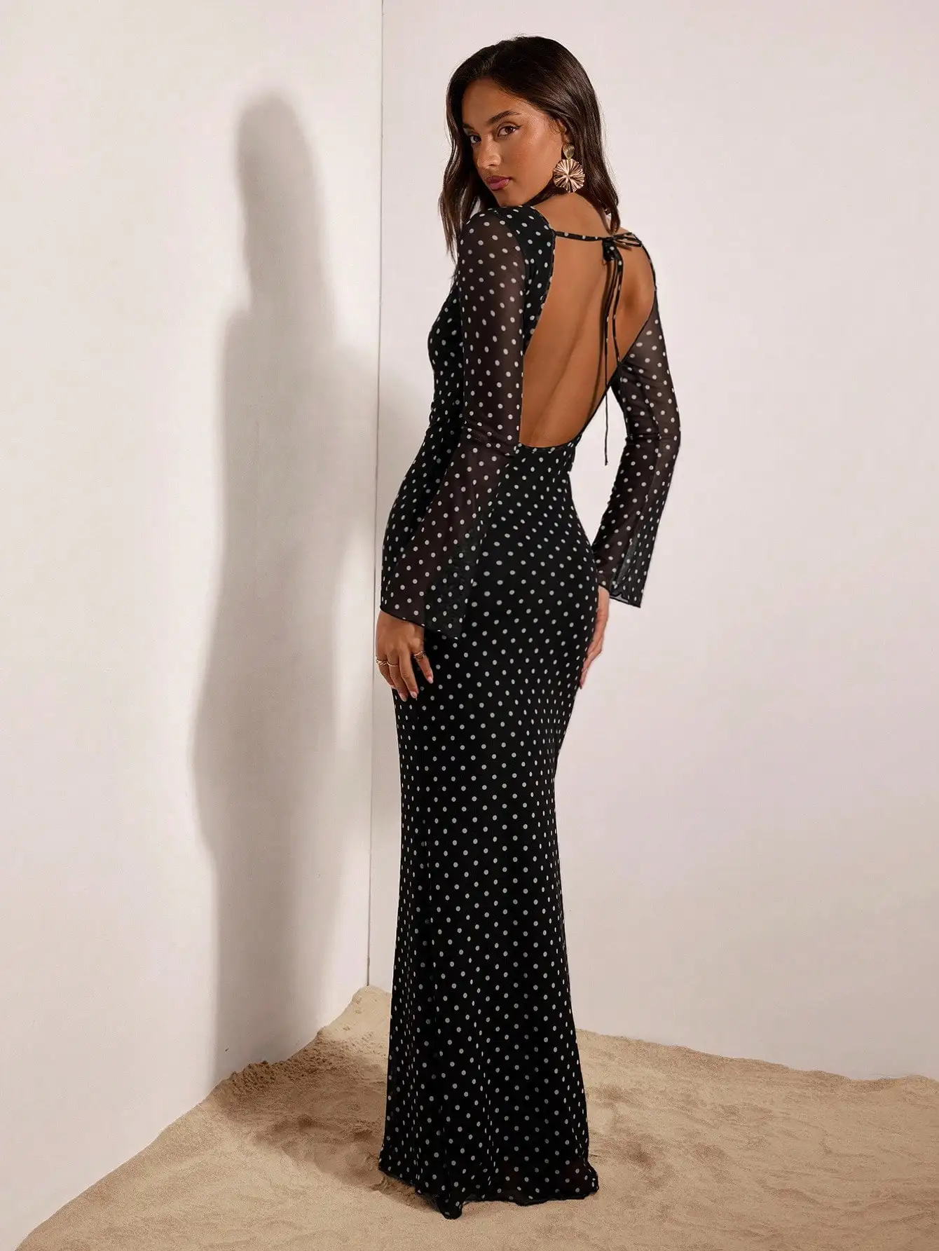 

Черное облегающее платье в горошек с длинными рукавами и открытой спиной для вечеринок и торжественных мероприятий