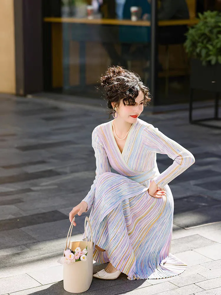 Pastellfarbenes Regenbogen-Gestreiftes Geripptes Strickkleid mit Überschnitt-V-Ausschnitt und Taillenbetonung, Dehnbares Wickelkleid, Romantisch-Chic, Trendig für Alltag und Dates – Detail 6