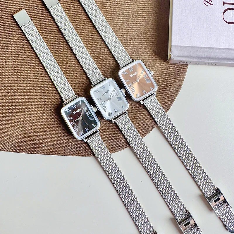 RetroStyleReloj de mujerCon esfera de números romanos rectangular simple ExudesLuxurio discreto y sofisticación. Un reloj único.