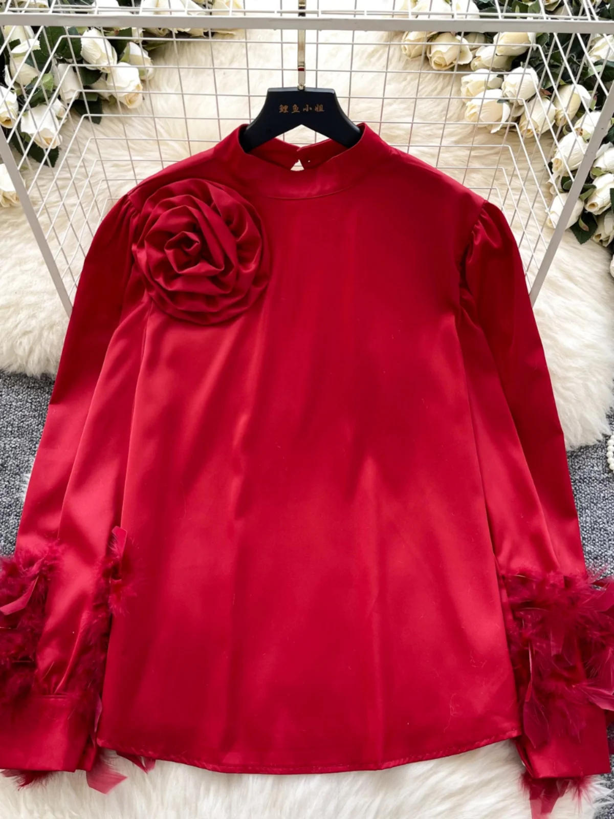 

2026 Новая осенняя женская элегантная рубашка с воротником-стойкой и длинными рукавами, 3D цветочные украшения, лоскутная однотонная атласная рубашка с перьями, топы