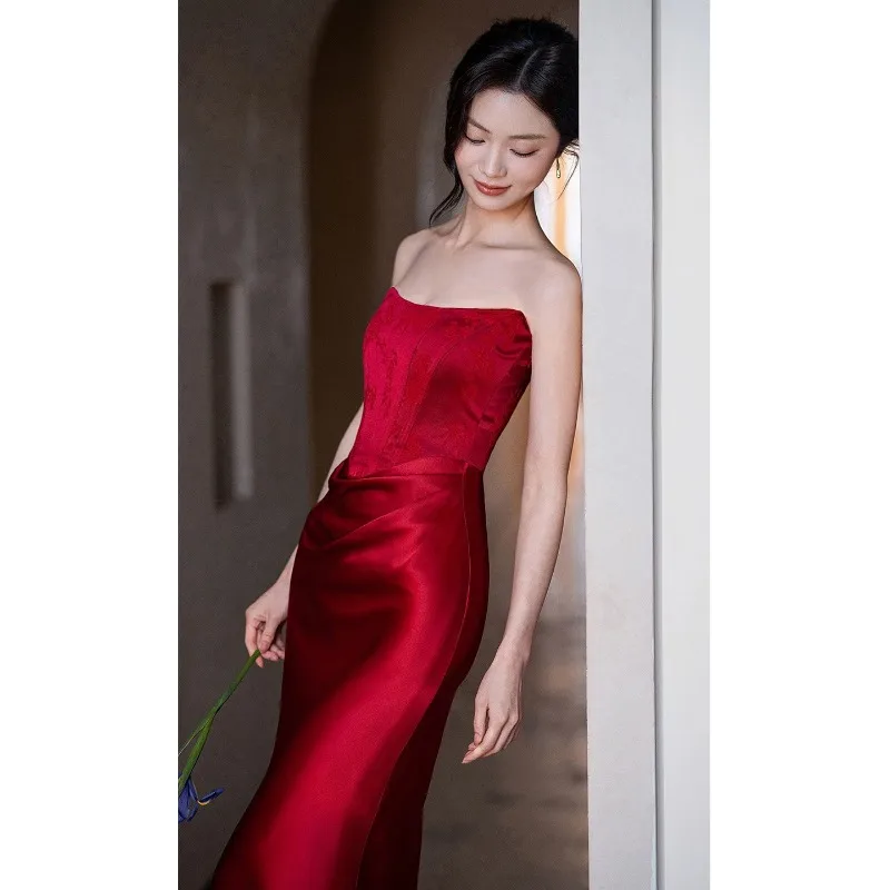 Vestido de brinde vermelho sem alças elegante para a noiva, petite 2026 novo vestido de noivado de casamento de alta qualidade, vestido longo com gravata francesa