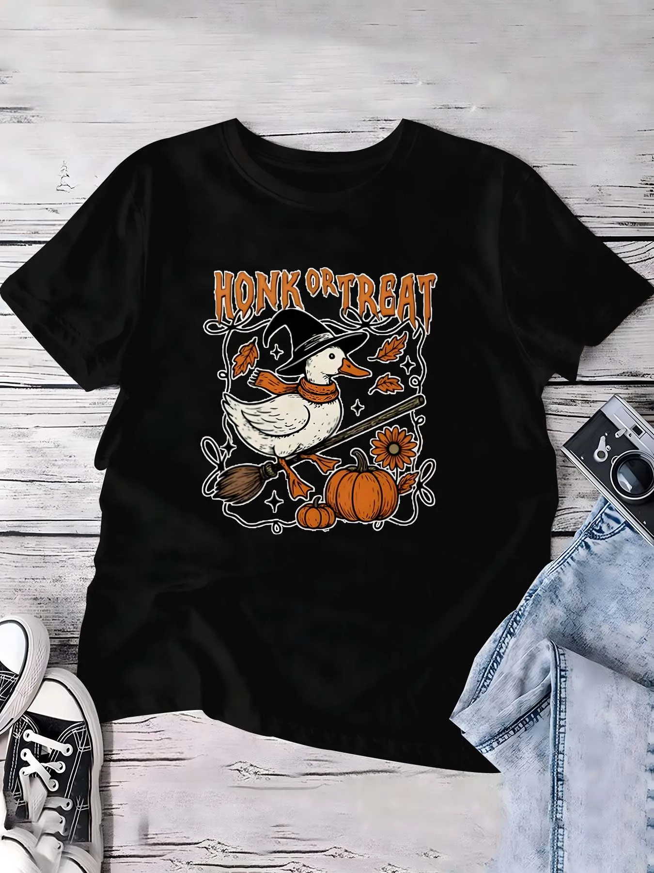 Plus Size Halloween Honk Or Treat Duck Graphic Top Merging Festive Witchy Duck Charm con elementi autunnali per un look giocoso