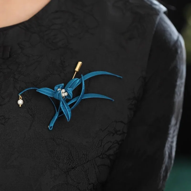 

Luxe Exquisite Stylish Handmade Wrapped Blue Vintage Flower Brooch Pin for Women Niche Cheongsam Decorative Elegant Accessory