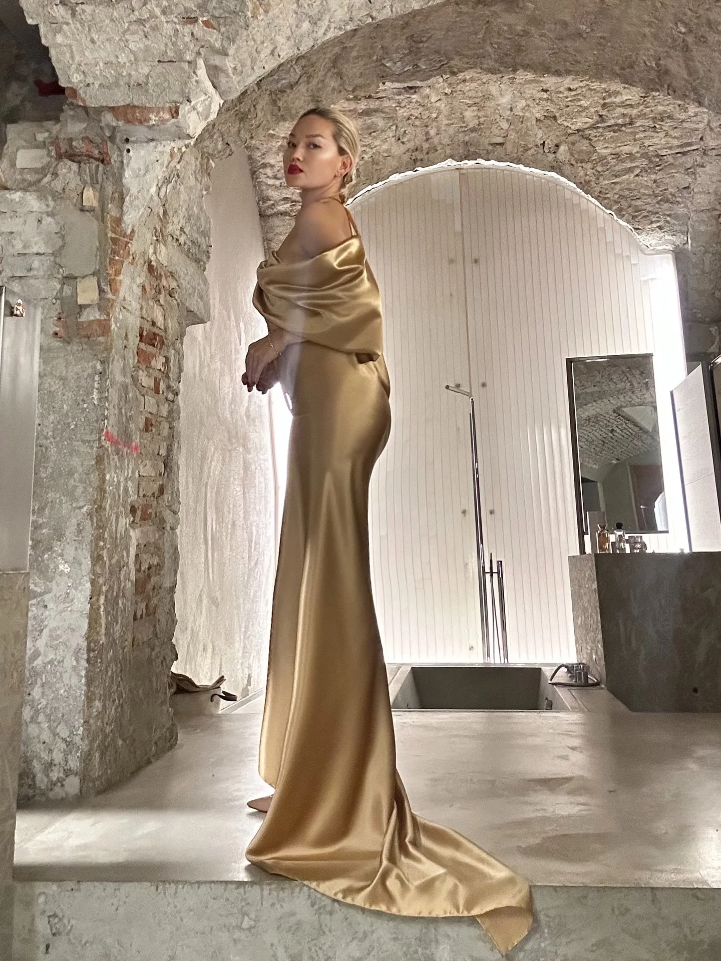Vestido de noite longo sexy de cetim dourado fora do ombro com decote em V profundo e cauda, vestido de baile formal bodycon para mulheres ombro franzido