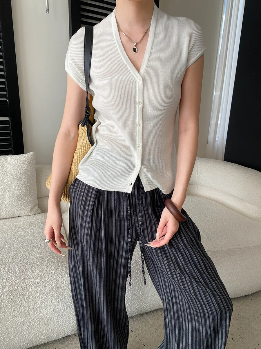 Sommerlicher Damen-Cardigan in unifarbenem, französischem Stil, V-Ausschnitt, figurbetonend, mit Taschen an den Schultern und gestrickten Ärmeln. – Detail 31