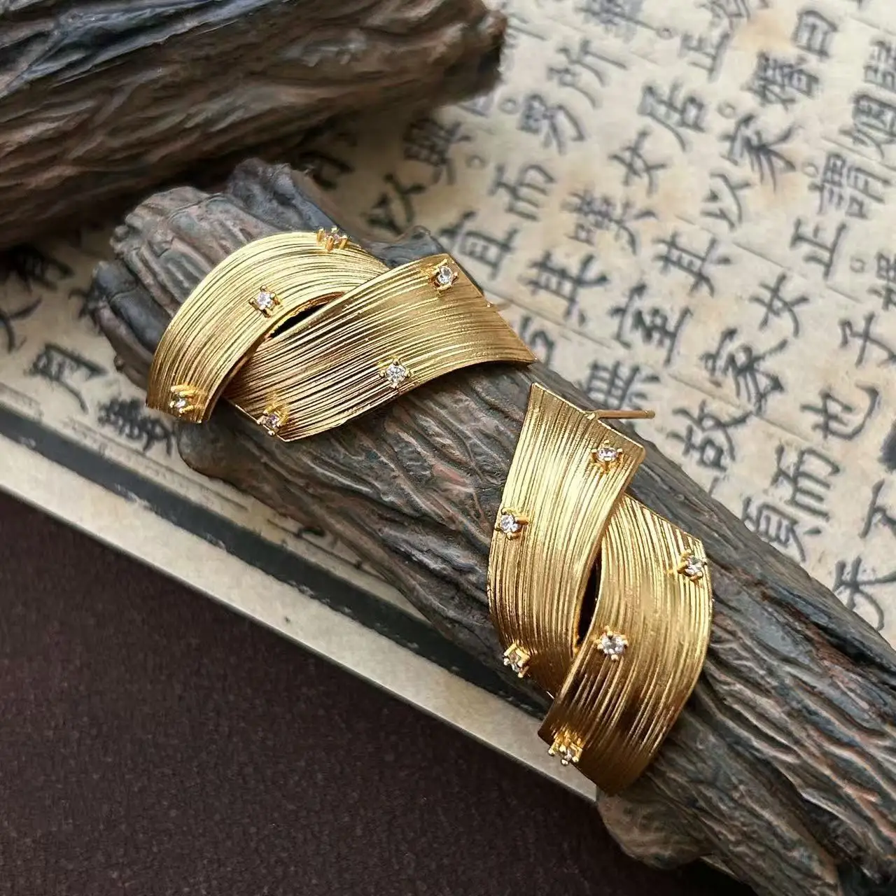 Retro brushed metal staggered twist earrings light luxury diamond-set geometric arc earrings niche high-end earrings women