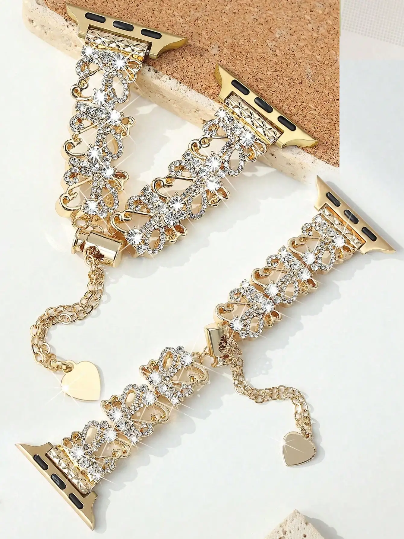 

Ремешок для Apple Watch золотистого цвета с кристаллами и ажурным цветочным узором