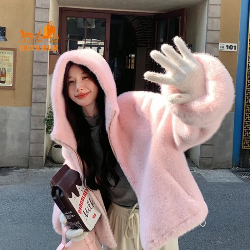 Рисунок 2 - Новое зимнее женское пальто с капюшоном