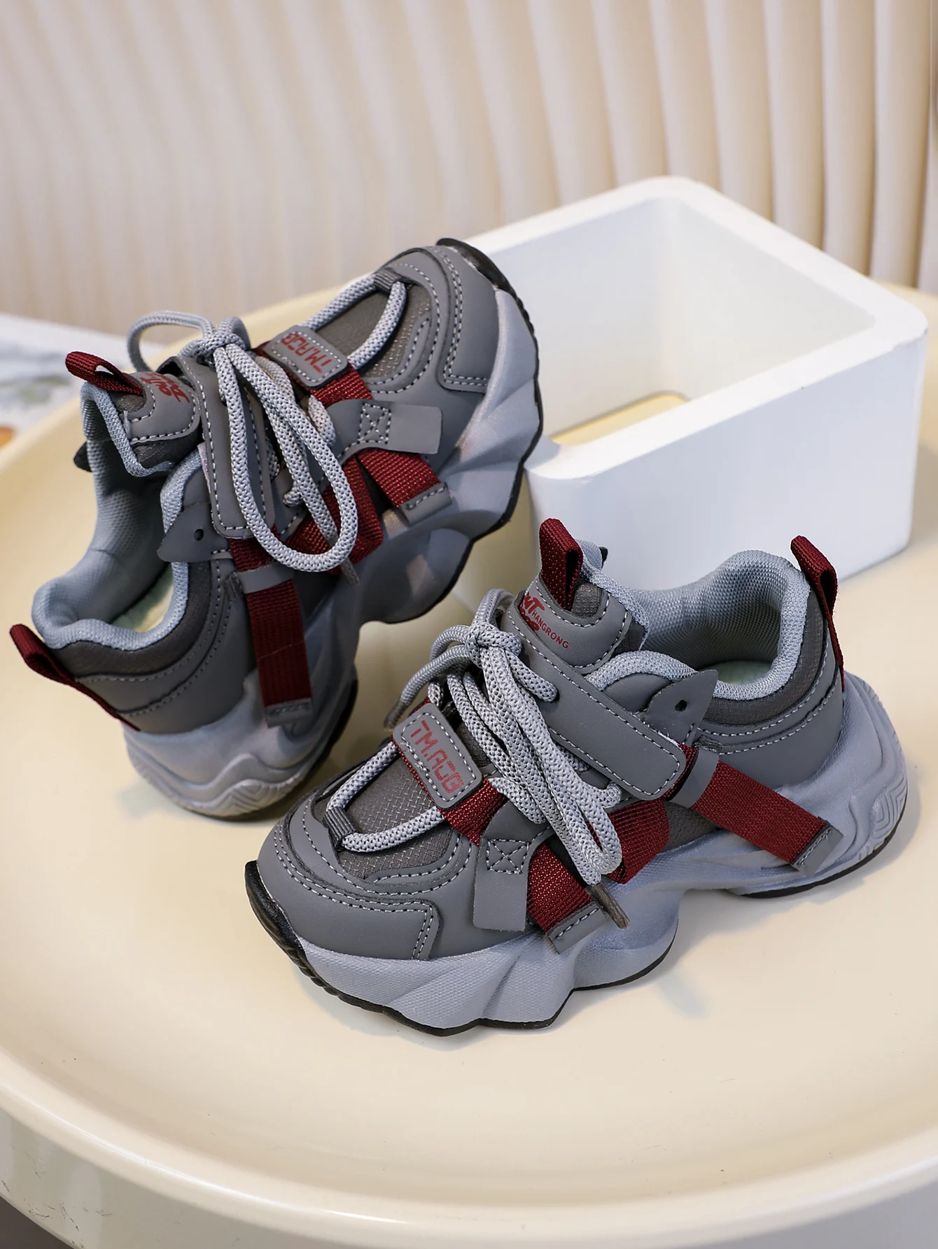 Casual Lace-Up Kids Sneakers, Boys and Girls Breathable, Lightweight and Comfortable Walking Shoes for Autumn and Spring