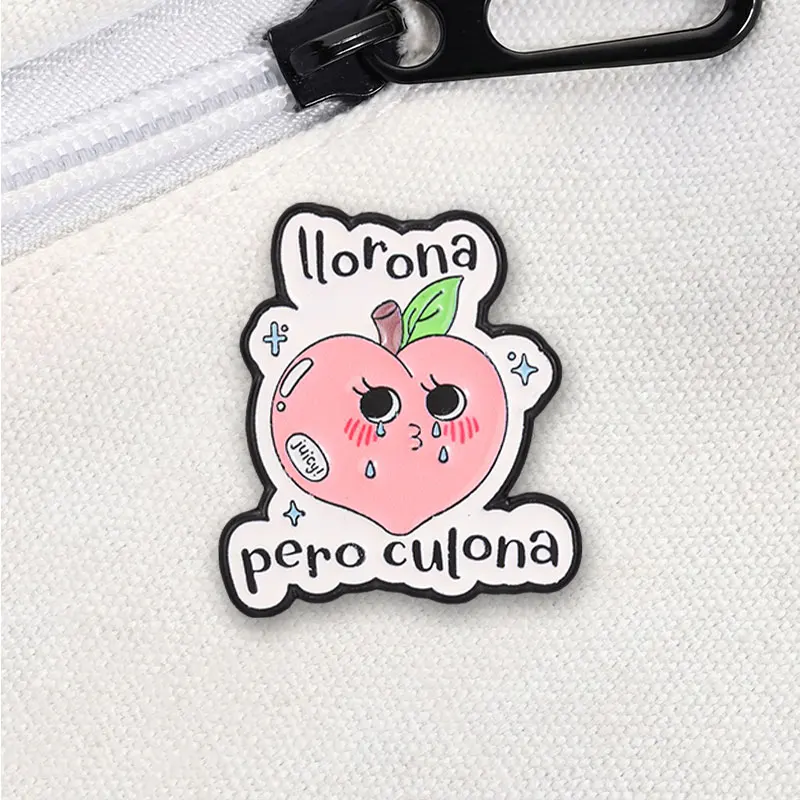 Llorona Pero Culona Crying Peach Emaille-Abzeichen, Juicy Fruit Pin, Legierungs-Brosche, Anstecknadel für Rucksack, Schmuckgeschenk für Sammler, Accessoire – Detail 4