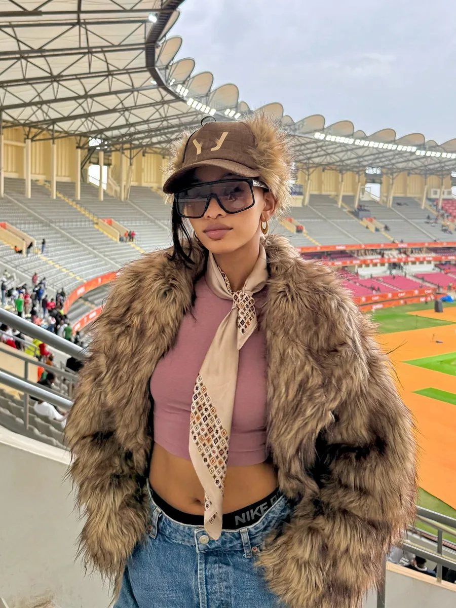 

Верхние пальто из искусственного меха, женские милые пышные зимние шикарные водолазки на пуговицах с высокой имитацией сращенных модных мехов премиум-качества OL