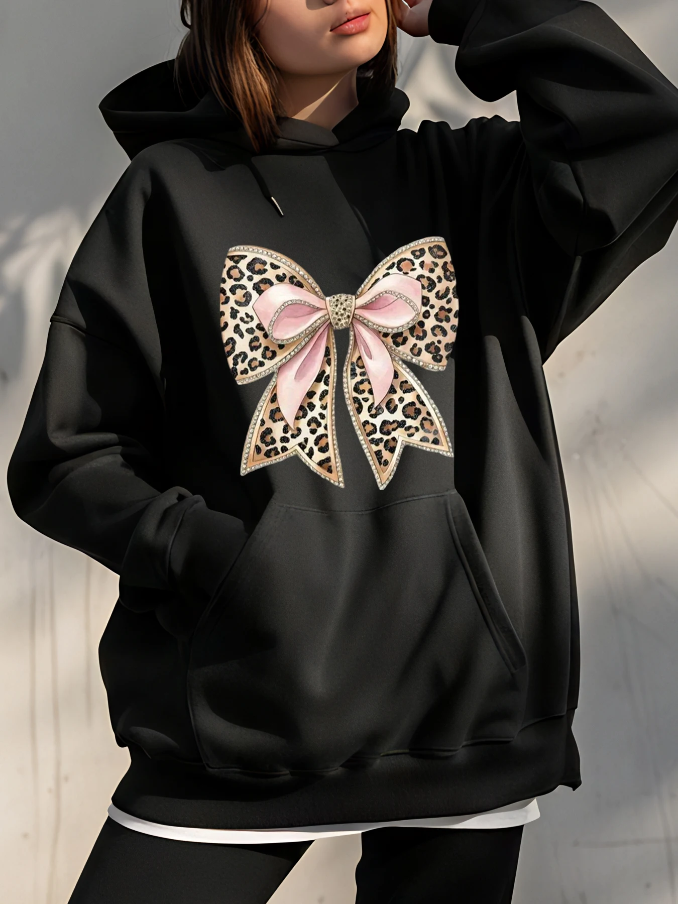 سويت شيرت نسائي بقلنسوة سوداء مع طباعة الفهد بتصميم فيونكة وردية كاجوال للفتيات والنساء #1