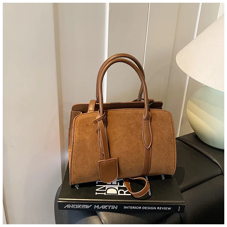 

Матовая большая сумка на осень-зиму 202, нишевая женская сумка с верхней ручкой, повседневная сумка через плечо для пригородных поездок, универсальная сумка «день-ночь»