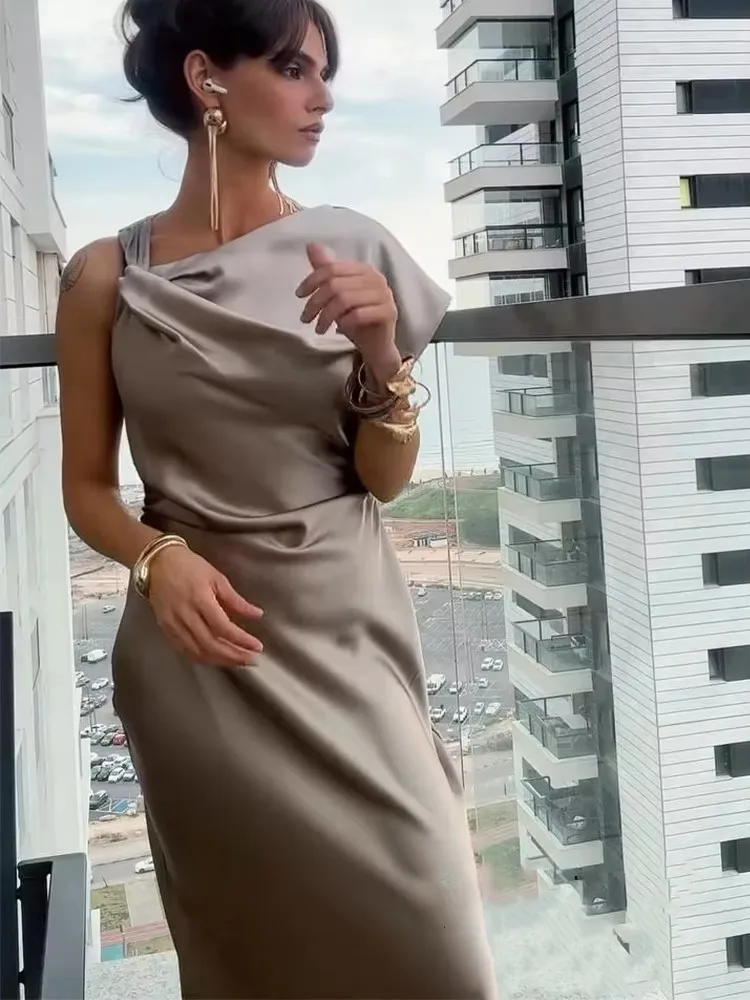 فستان أنيق من الساتان للنساء موضة مطوي مثير بدون أكمام فساتين طويلة 2025 صيف جديد عتيق سادة نحيف للحفلات المسائية