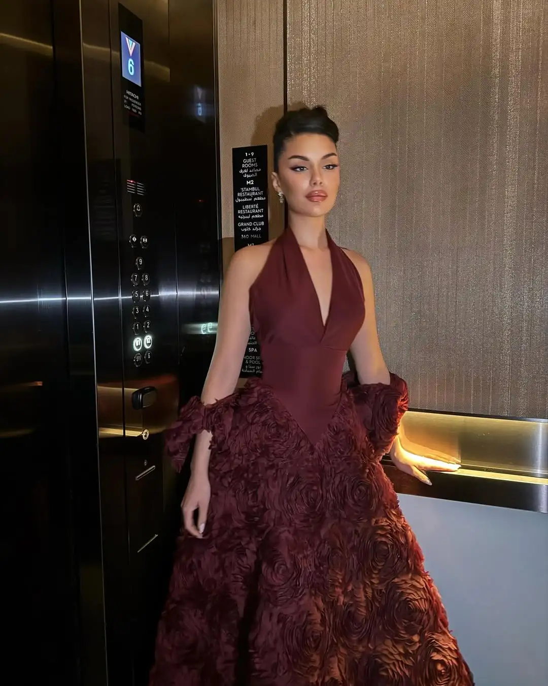 

Ofherown Burgundy 3D Flower Appliques Halter Neck Evening Dress with Train A-Line V-Neck Sleeveless Prom Gown Formal Party Dress