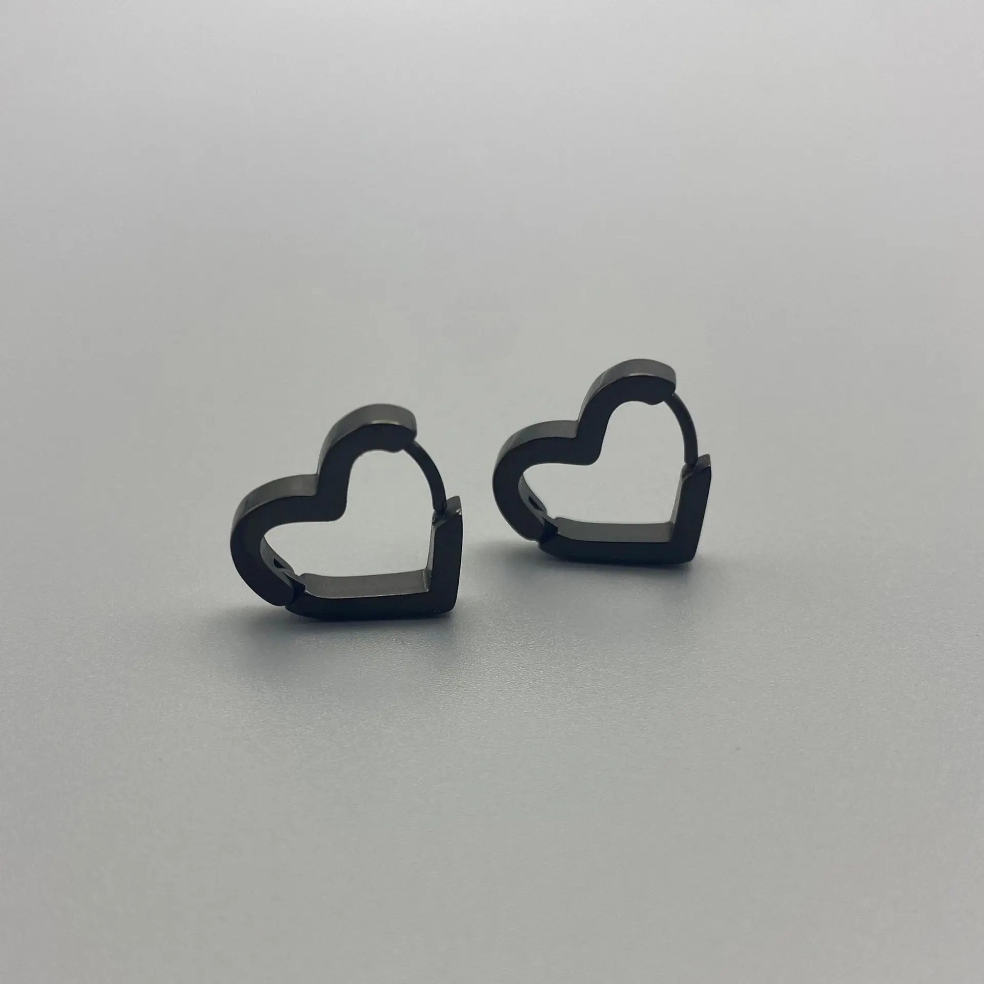 Hollow Heart Earrings with a Feminine Temperament, Heart-shaped Earrings, Light Luxury and Niche Design, Versatile Earrings