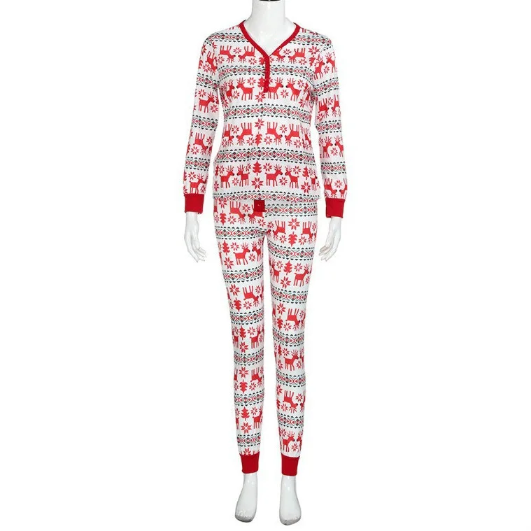 A family of three and four European and American long-sleeved moose print Christmas family pajamas