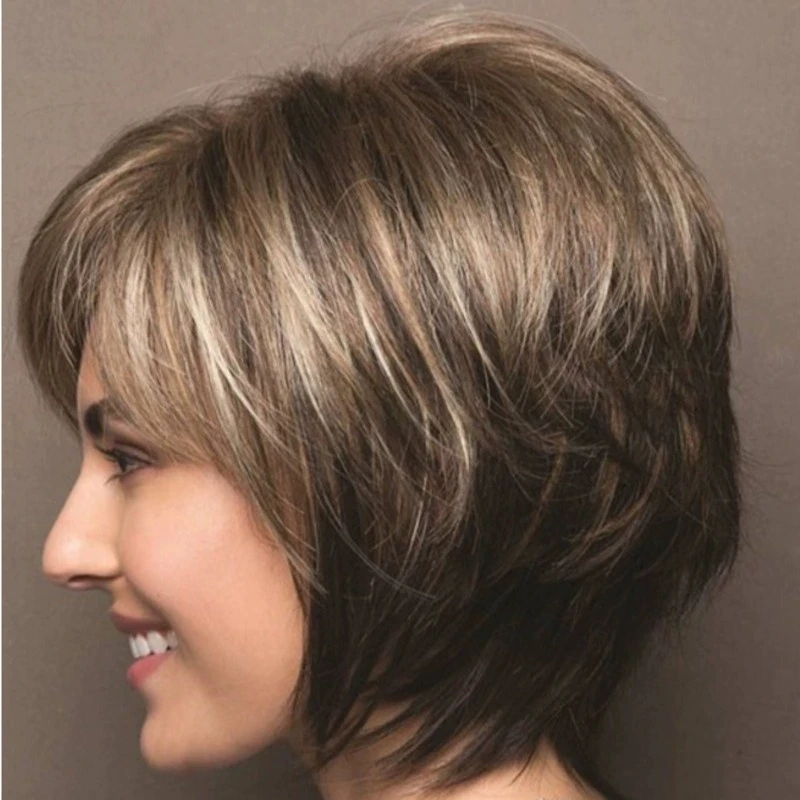 女性のためのフリンジ付き合成レイヤードウィッグ、ショートダークブラウン、ミックスブロンド強調、ピクシーカット、自然な髪の交換