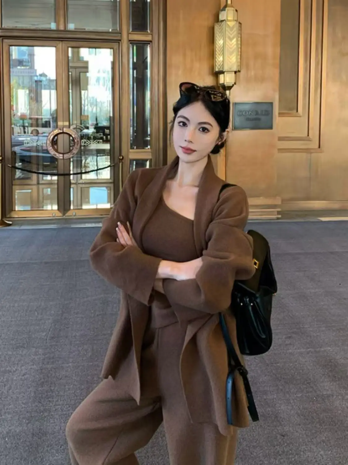 مجموعة سترة محبوكة فرنسية جديدة وبسيطة وراقية لخريف 2025 تتميز بثلاث أنماط جديدة: سترة وسترة و