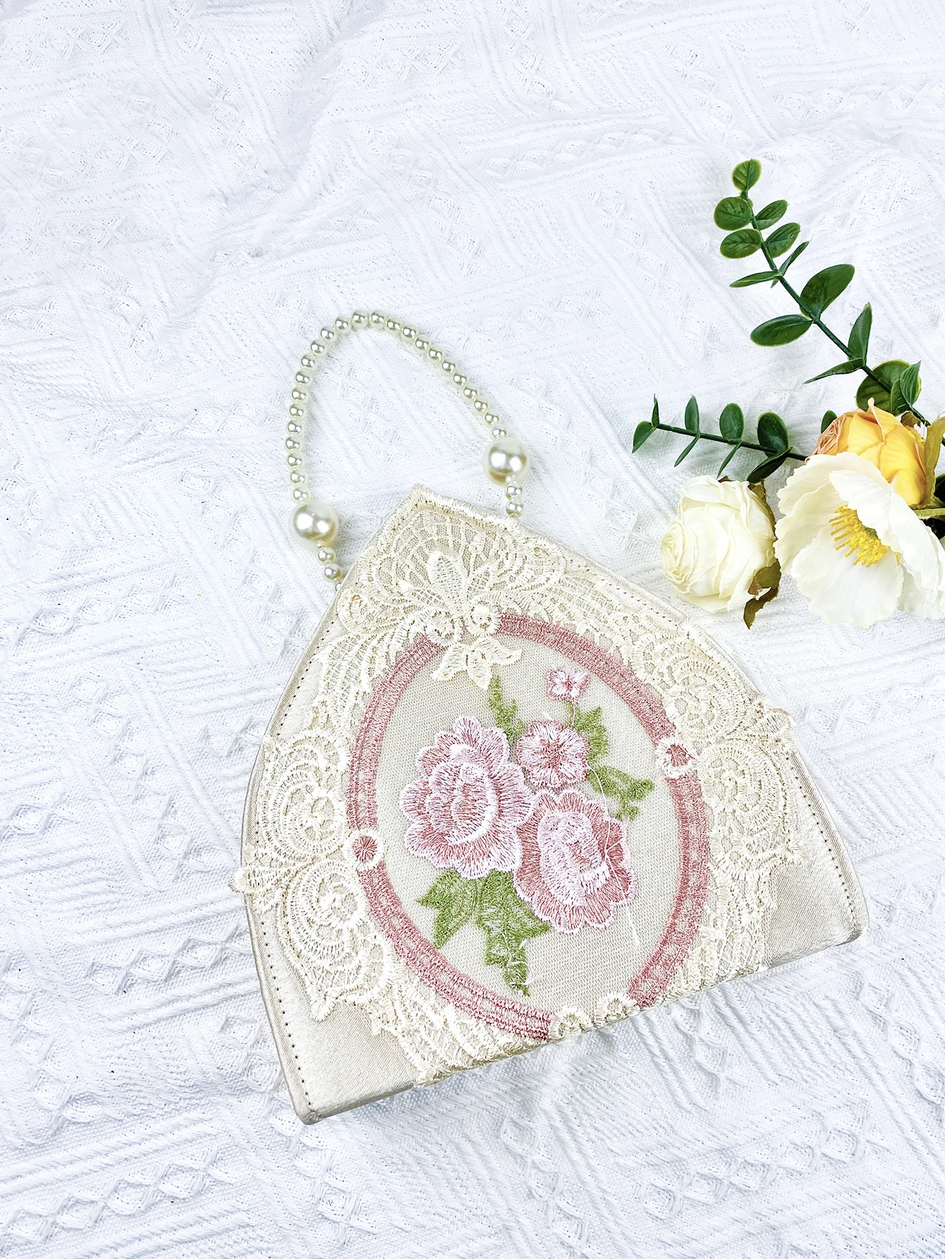 Retro court style women\'s bag, lace embroidery, pearl bag, handbag, fairy gentle and versatile triangle bag