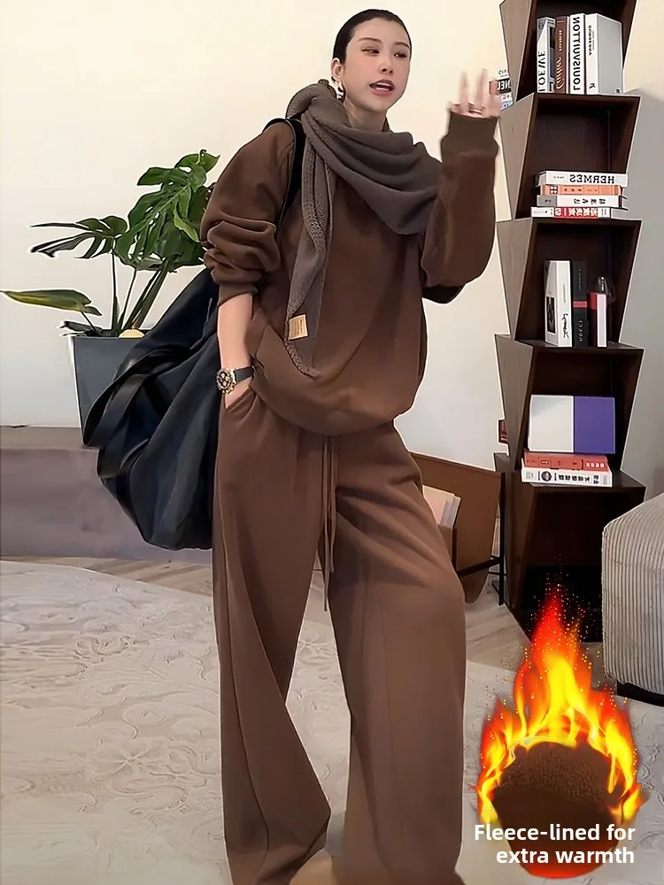 

Утепленный флисовый свитшот с круглым вырезом и широкие брюки: женский зимний модный комплект, теплый, уютный, с высокой талией, повседневный наряд