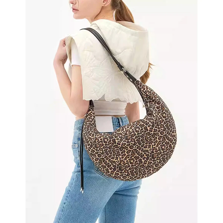 

Lady Leopard print crescent shoulder bag nylon pleated blogger women's handbag Korea croissant underarm crossbody bag Sac A Main