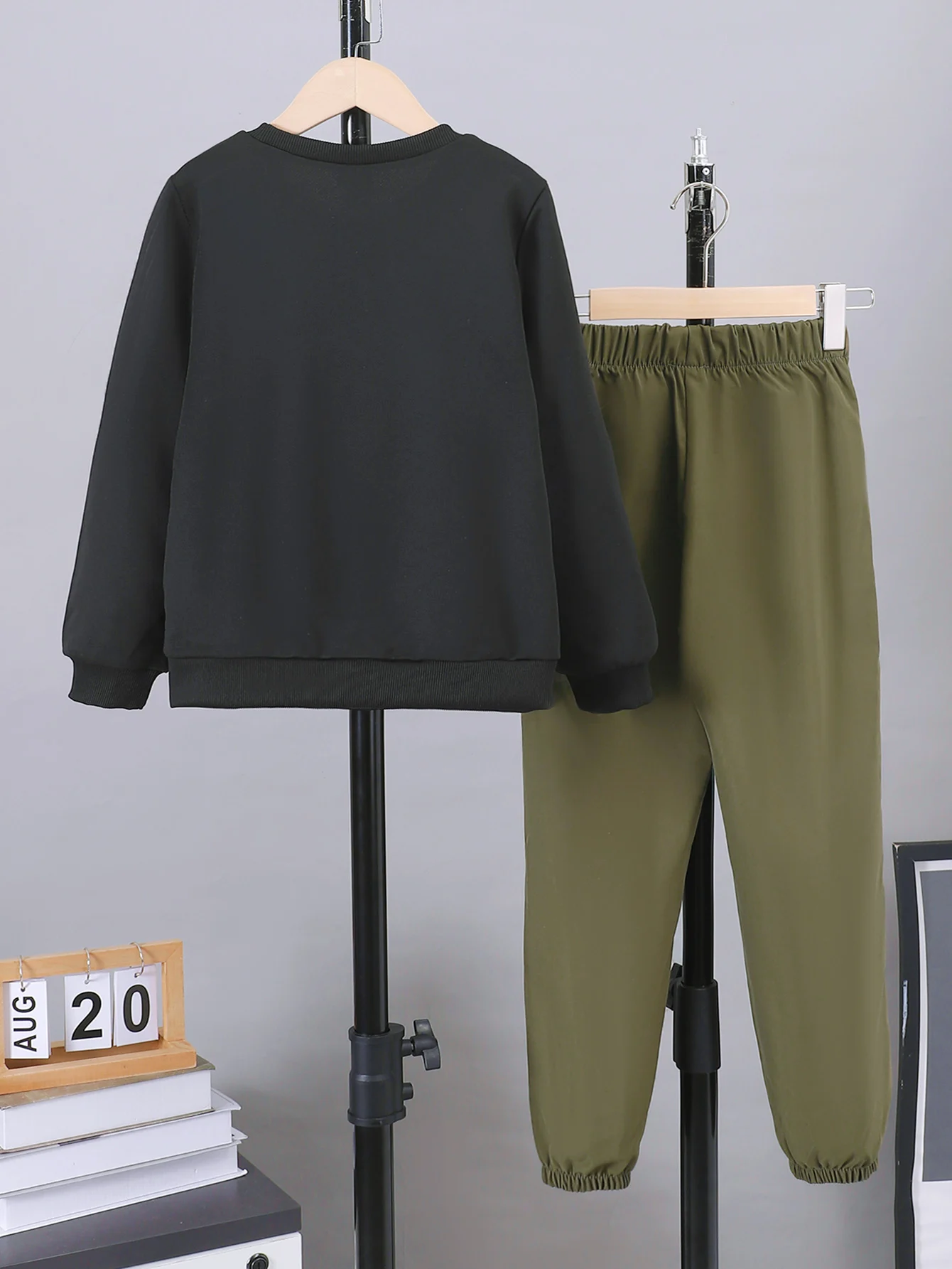 2PCS Boys round Neck Long Sleeve Hoodie Top with Cargo Pants Set Fashionable Trendy Outfit for Casual Outdoor Wear