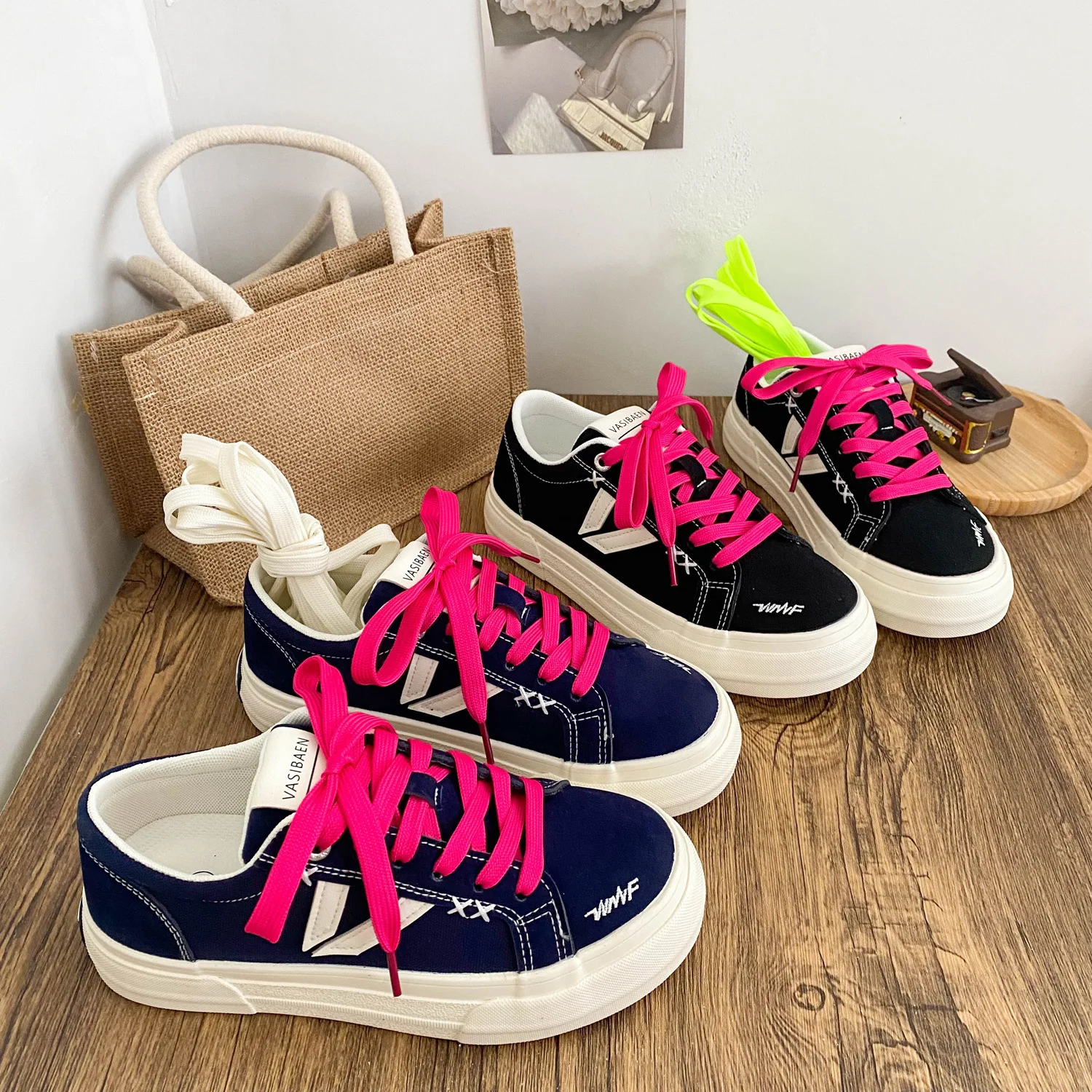 2025 nuevos zapatos de lona Unisex para hombres y mujeres, zapatos deportivos bajos para estudiantes, color azul marino y negro, zapatillas deportivas de Skate sólidas con 2 cordones, plantilla suave