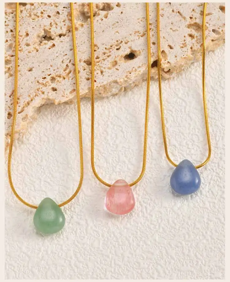 Großhandel Heilkristall-Tropfenanhänger-Halskette für Frauen, Mehrfarbige Vergoldete Edelstahl-Schlangenkette, Anlaufgeschützt – Detail 2