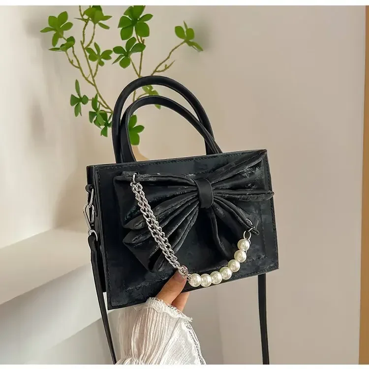 

Коллекция 2025: Женская сумка-мессенджер премиум-класса. Нишевый жемчужный бант в милом стиле, изысканная цепочка, портативный маленький квадрат