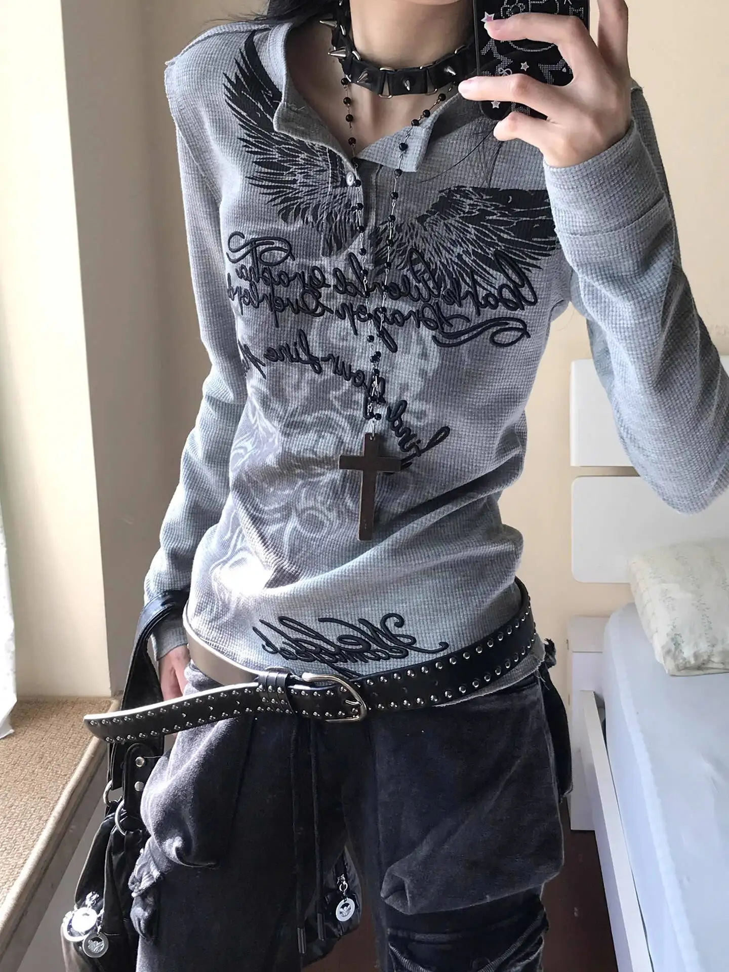 

Готический панк, женский вязаный базовый слой, осень 2023, новый топ с воротником на пуговицах, вафельная ткань, облегающий топ с тотемным принтом и вышивкой букв