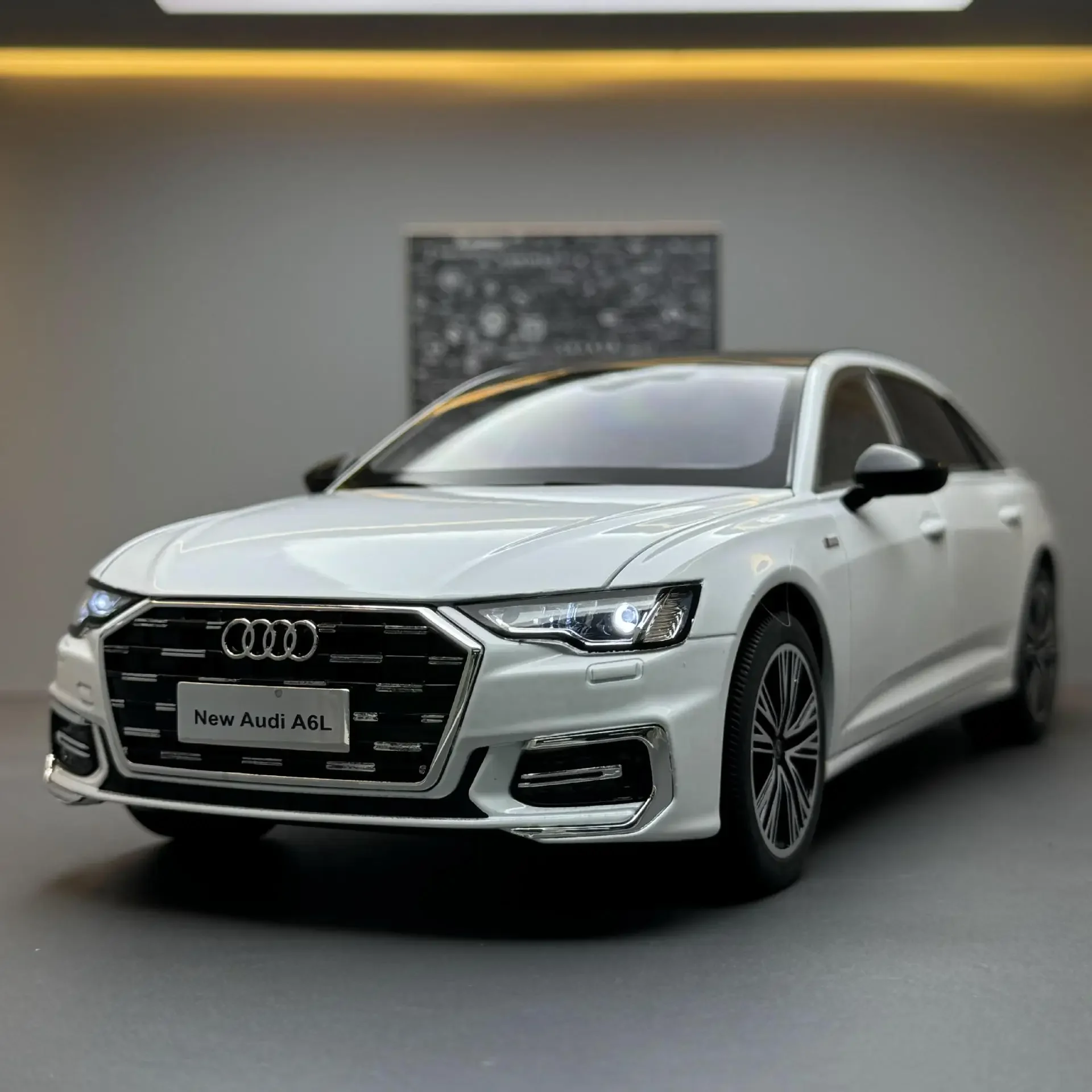 1:18 AUDI A6L Alloy Car Model Toys Diecast Cars 6 Doors Opened with Sound Light Pull Back Scale Models Toys for Boys Gifts