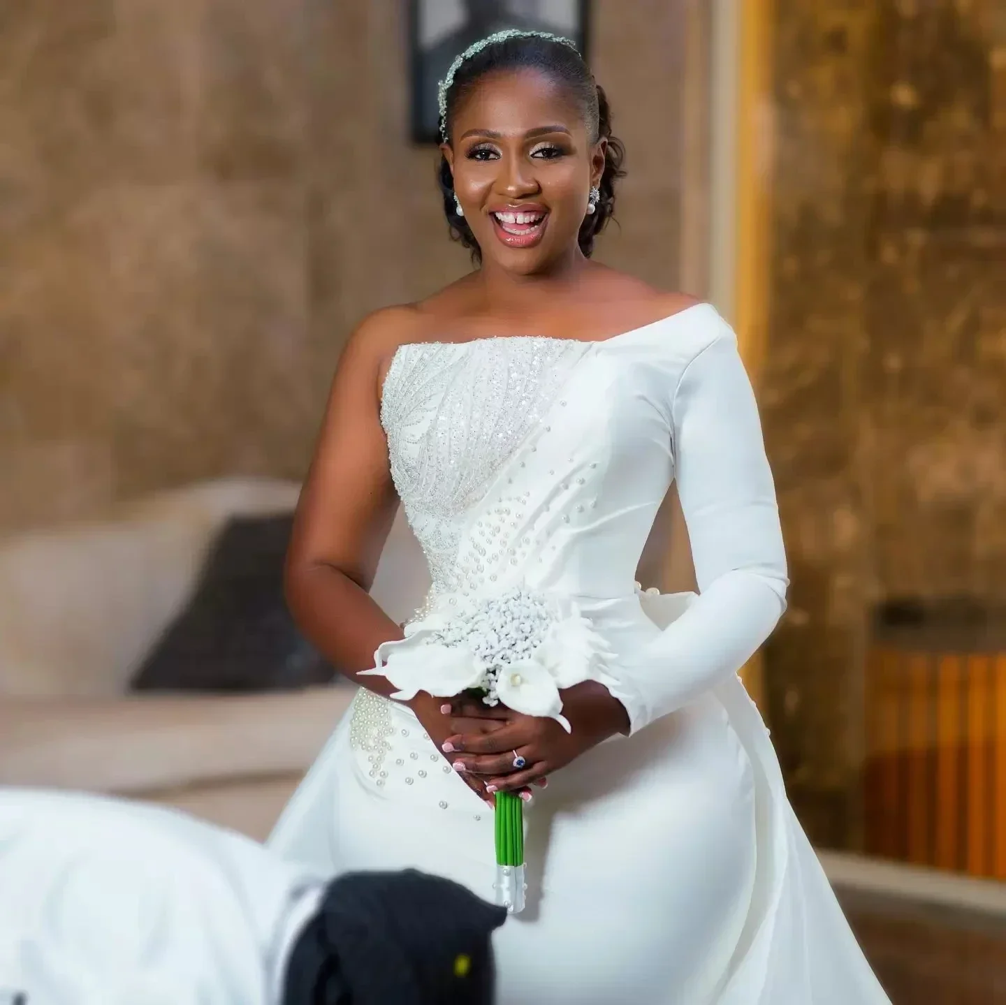 カスタマイズされたパールマーメイドウェディングドレス、取り外し可能なトレーン付き、ビーズ付きワンショルダーロングスリーブブライダルガウンローブ