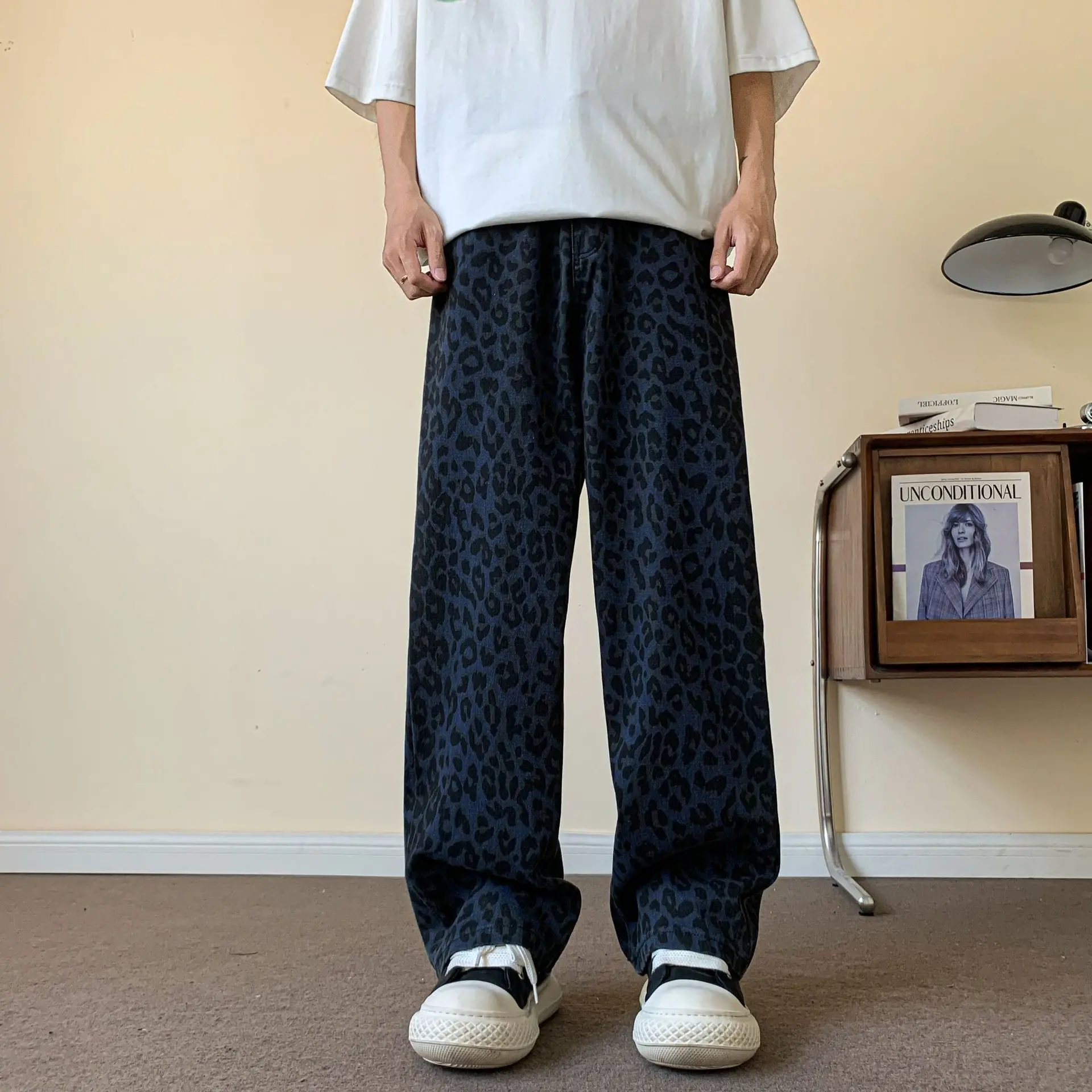 Рисунок 2 - Ретро нишевые джинсы с леопардовым принтом для мужчин