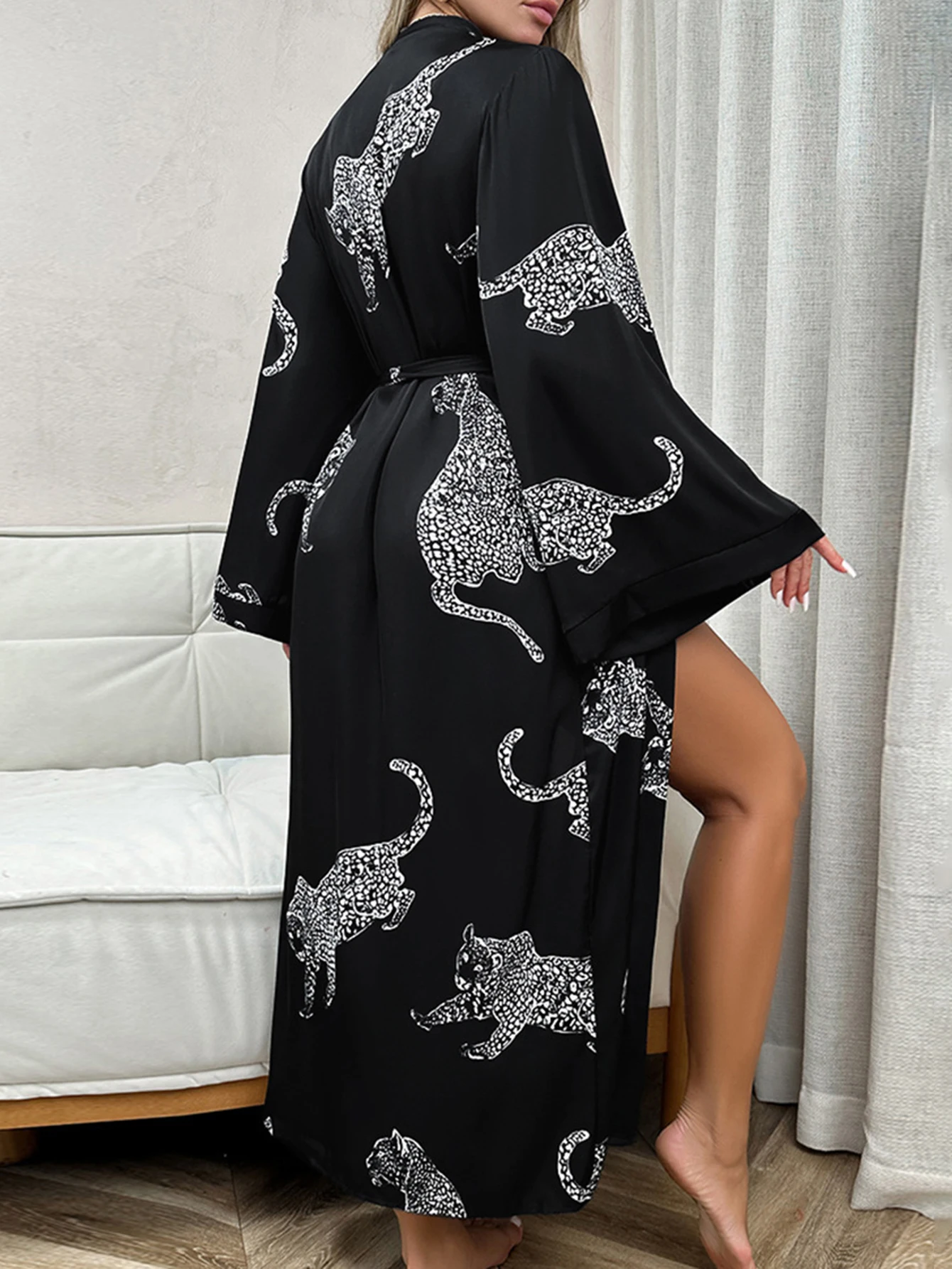 فستان نسائي على الطراز الياباني برباط وأكمام طويلة ورقبة على شكل حرف V وطباعة كاملة للخريف فستان طويل للإجازات
