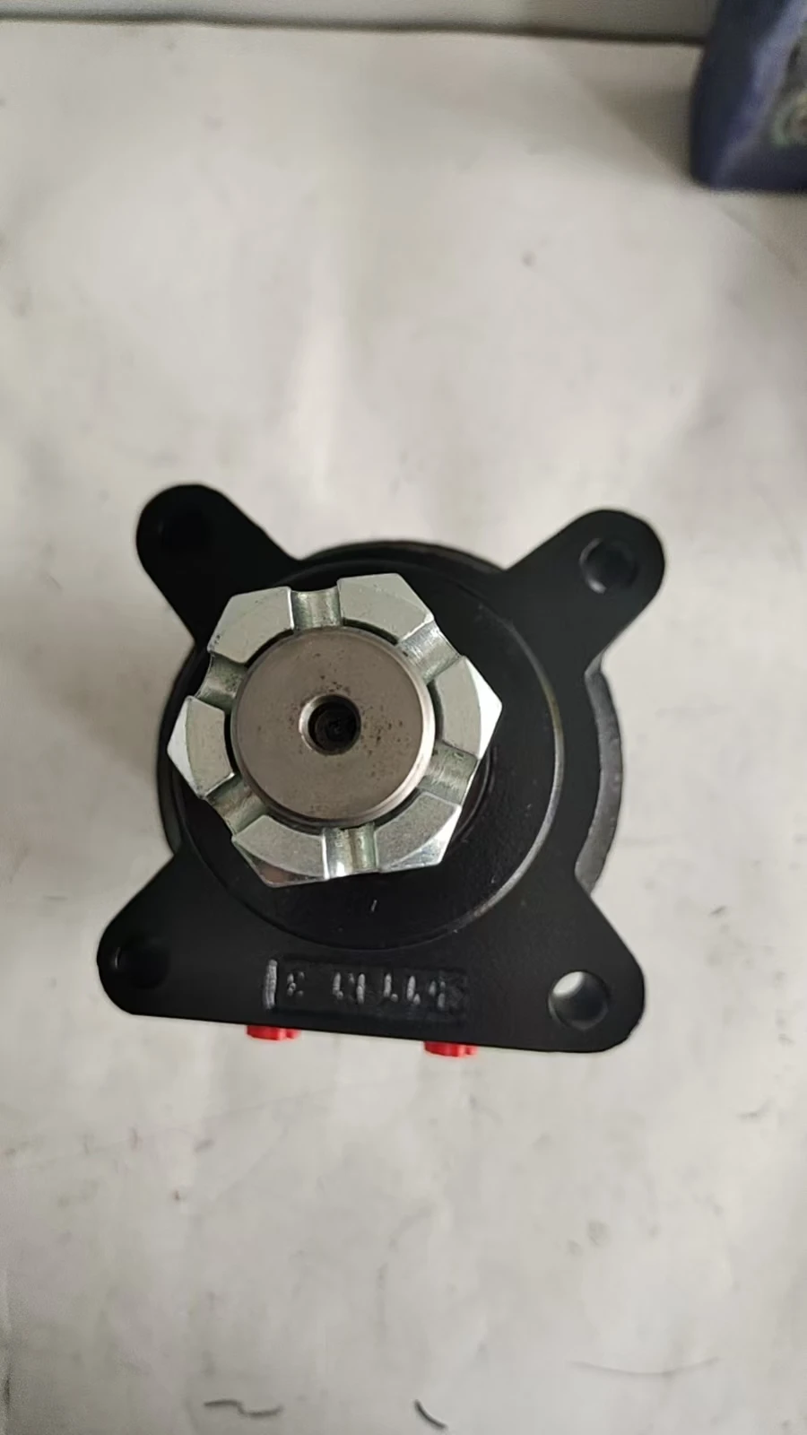 MAXRAY Model 530375T3531 Skid Steer Loader Dust-Free Sweeper Hydraulic Motor Construction Machinery Part with 1 Year Warranty