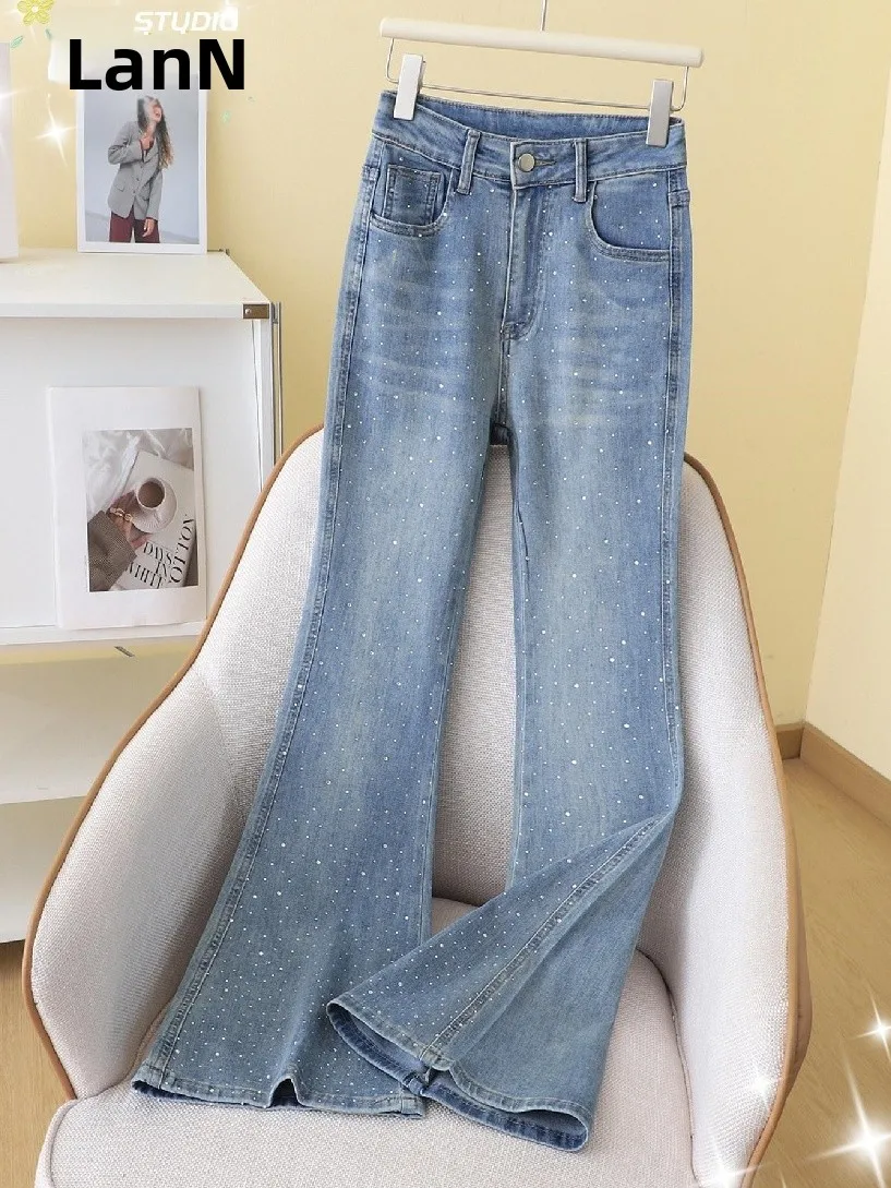 

Светло-голубые джинсы с высокой талией и эффектом похудения, женские, весна 2026, новый стиль, расклешенные, с декором из страз, на эластичной резинке