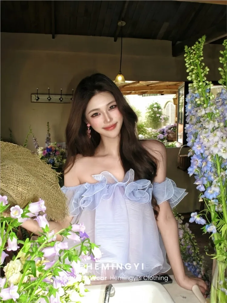 This is a three-dimensional ruffled and lustrous dress with an ethereal atmosphere