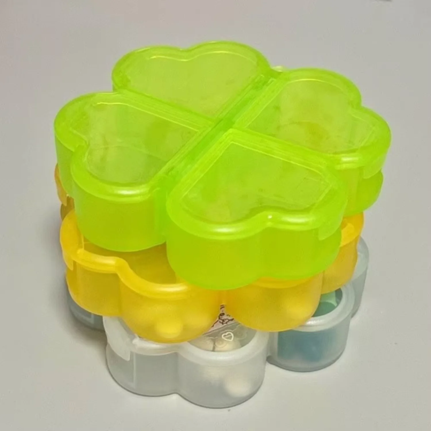 Mini Plastic Pill  Box Four-leaf Clover 4 Grids Daily Pill Organizer Drug Separation Drug Contain Folder Hide stash Pill crusher