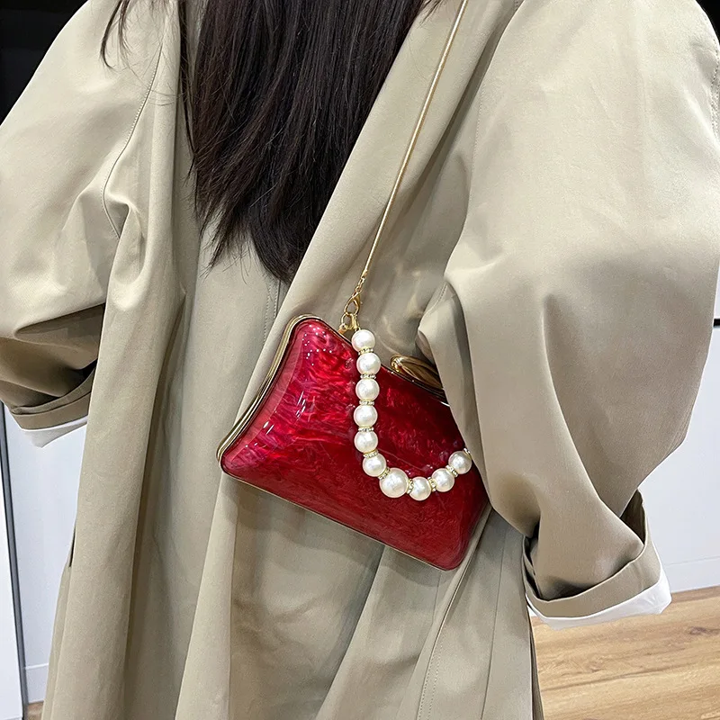 

Лидер продаж 20л. Женские сумки с заклепками. Изысканные сумки через плечо. Акриловые цепочки. Однотонные сумки на ремне ярких цветов. Нишевый дизайн.