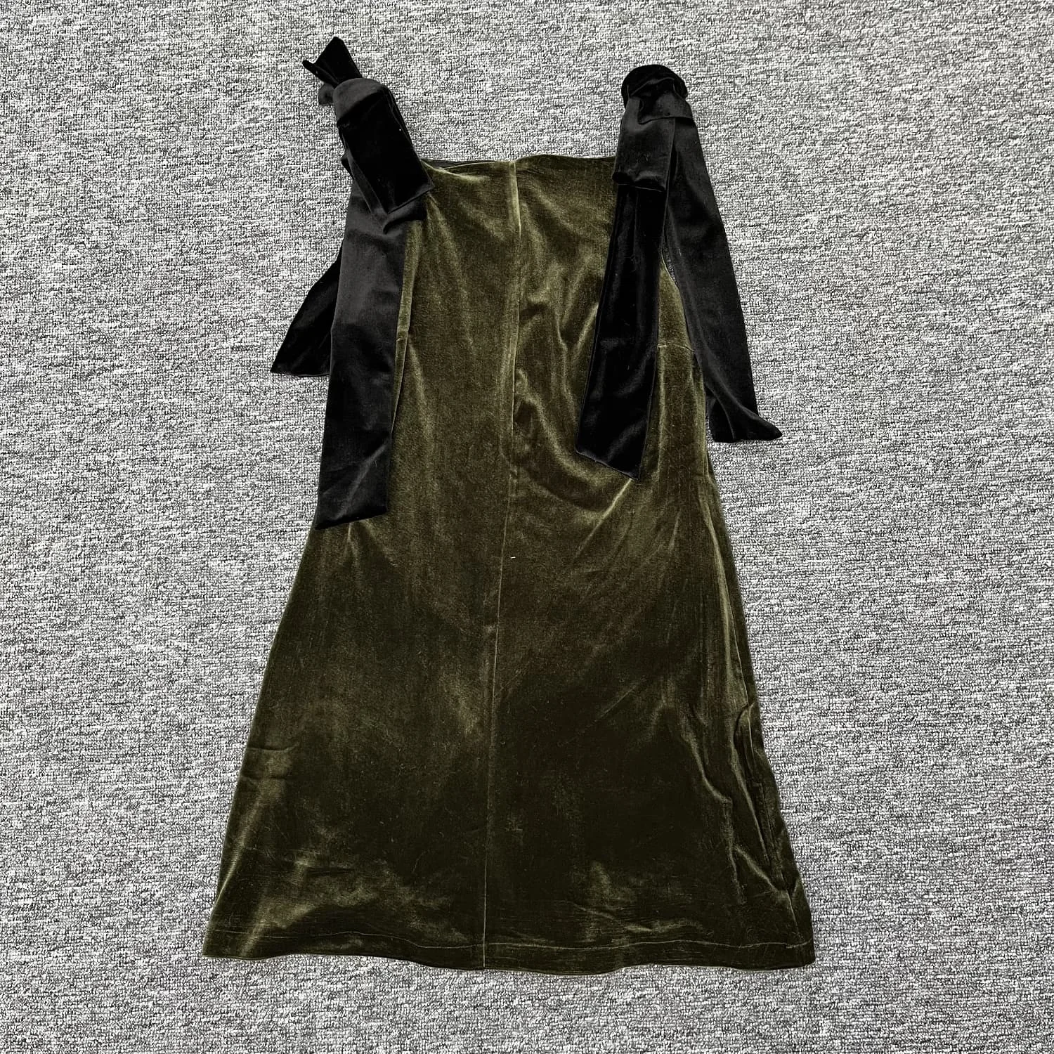 

Kar&Otza women's 2024 autumn and winter new dress with shoulder straps, bow ties, lace up velvet V-neck, sexy mini skirt