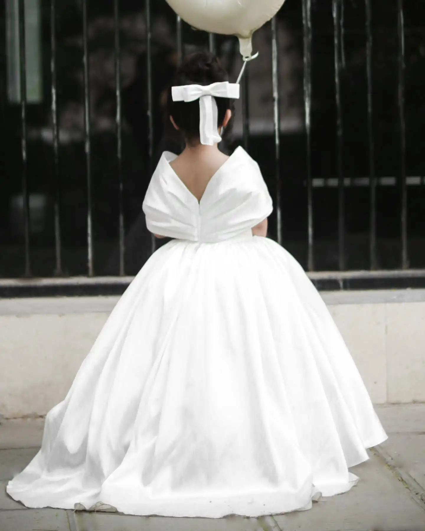 Abito da ragazza di fiori per semplici abiti da festa di compleanno in raso per feste di matrimonio per ragazze adolescenti con spalle scoperte e lunghezza del pavimento