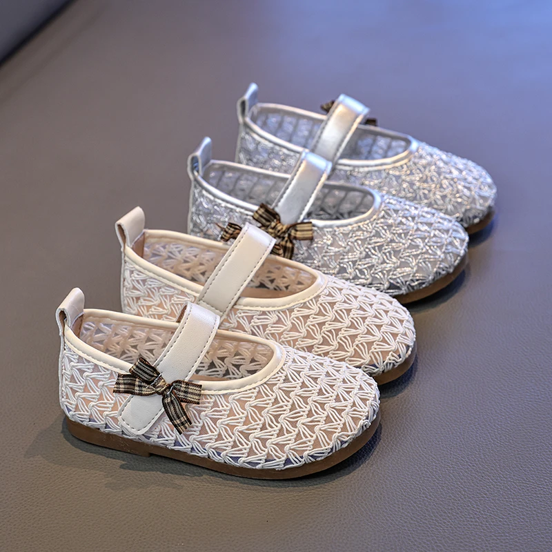 

Детская повседневная обувь, сандалии, весенние туфли с сетчатыми вырезами для девочек, мягкая подошва, на липучке, дышащие, бежево-серебристые, размеры 23-33