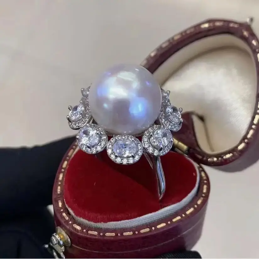 

Великолепное круглое кольцо с белым жемчугом Южного моря диаметром 12 мм, 925-х годов.