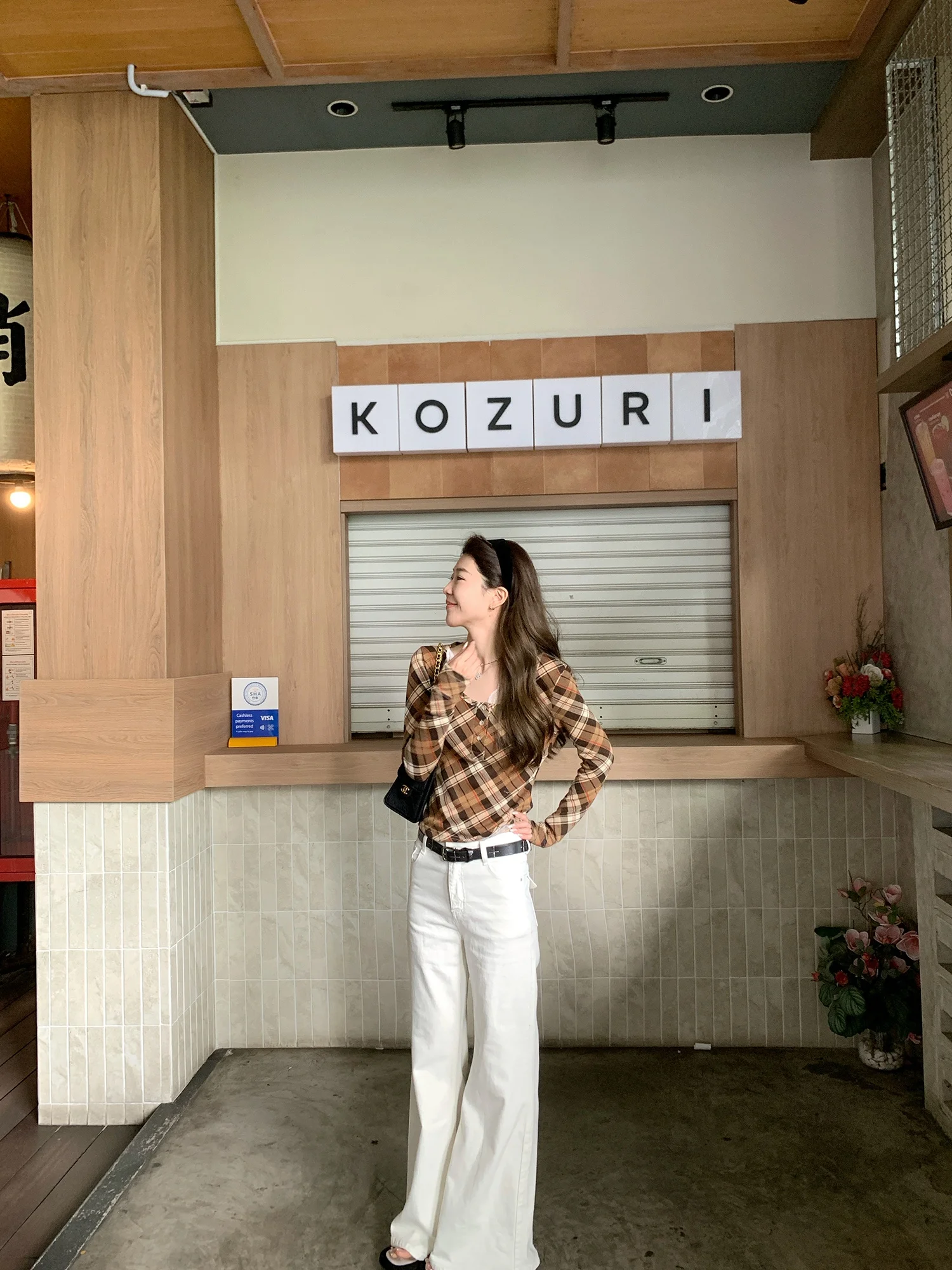 

ASHENONLINE Белые джинсы-клеш с эффектом похудения и удлинения, модные повседневные брюки, женская весенняя коллекция, естественная талия