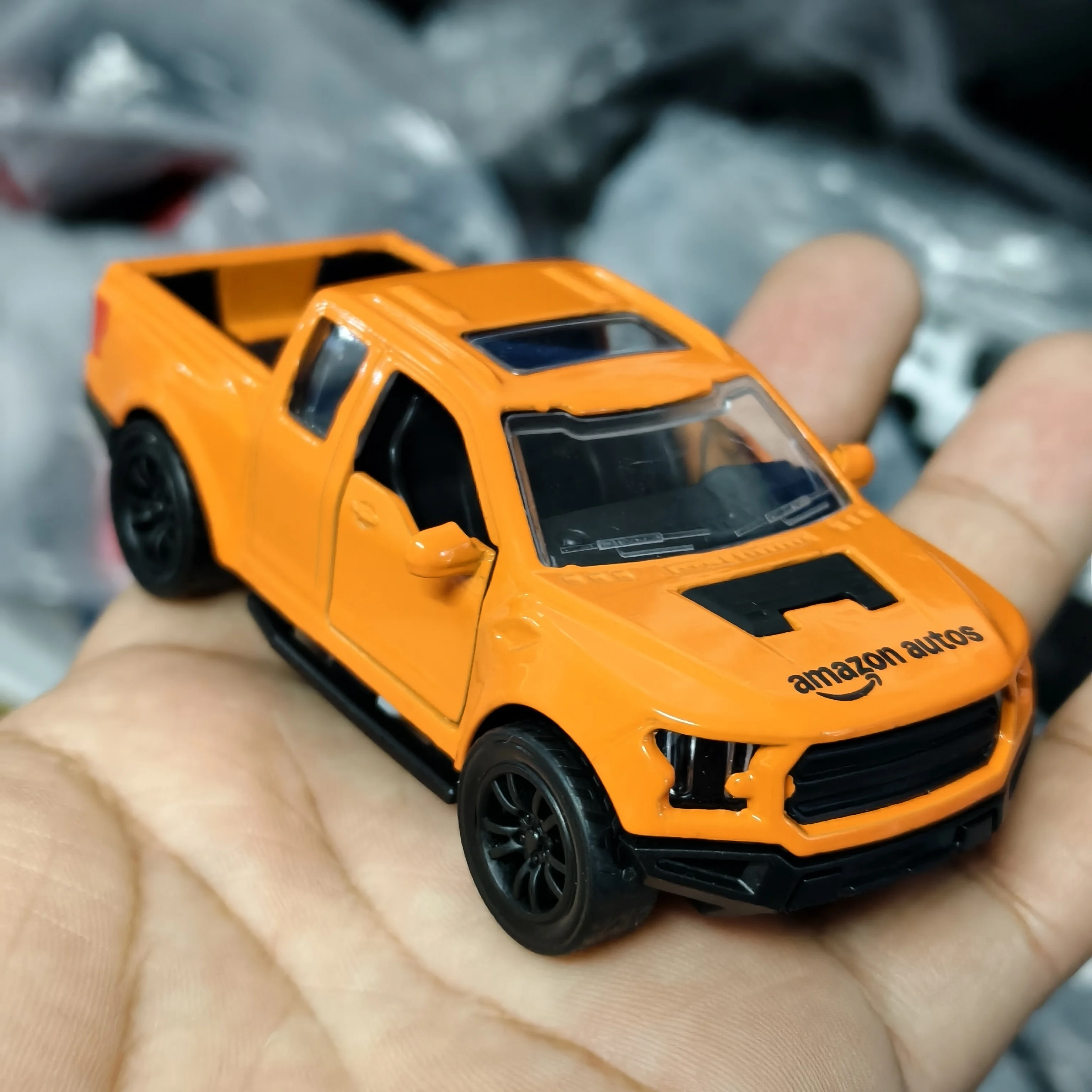 (embalaje de cartón corrugado) un coche de juguete de camión pickup A escala 1/38 hecho A medida con fuerte función de rebode de muelle. Es el mejor regalo