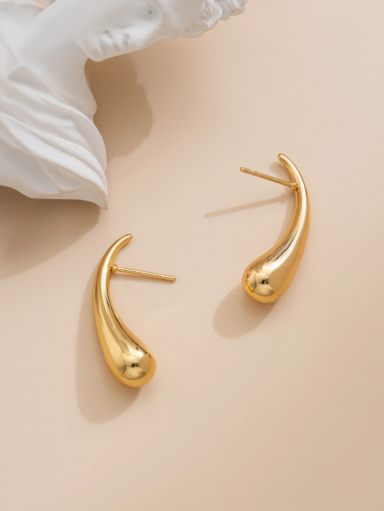 1 pair of fashionable metal dewdrop earrings, suitable for daily wear, parties, and Valentine's Day gifts