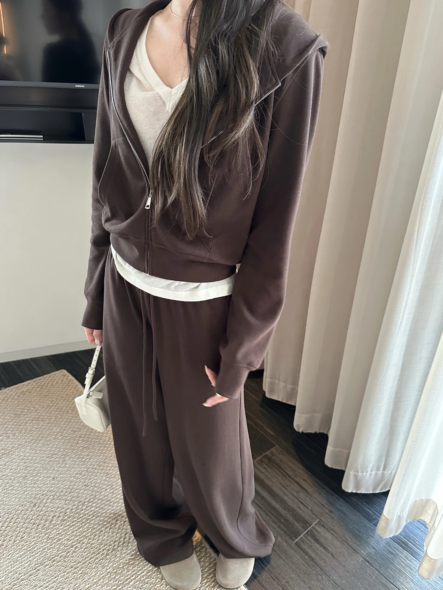 

Мягкий комплект из двух предметов: худи с длинными рукавами и свободные брюки с широкими штанинами для женщин, осенний модный удобный костюм